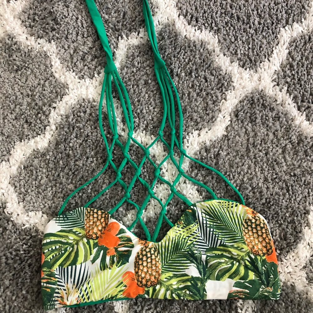 Sam Lorenzo pineapple caged neckline top.